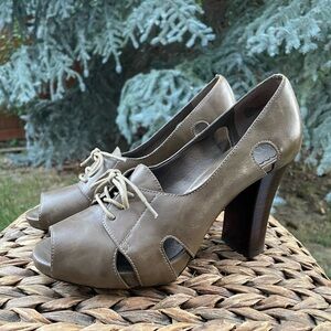 A.N.A. New Approach Camel Tan Color Open Peep Toe Lace Front Pumps Size 7.5